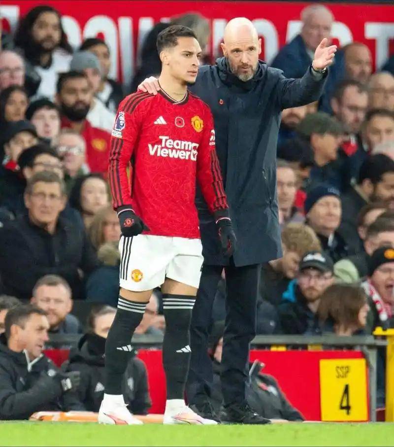 滕哈赫光速下课！比赛战绩不佳只是借口，无意得罪高层导致离任？